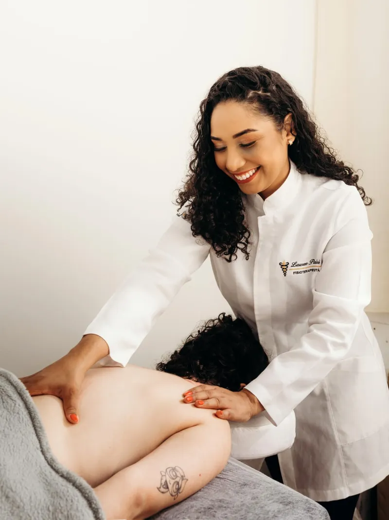 Fisioterapeuta em atendimento